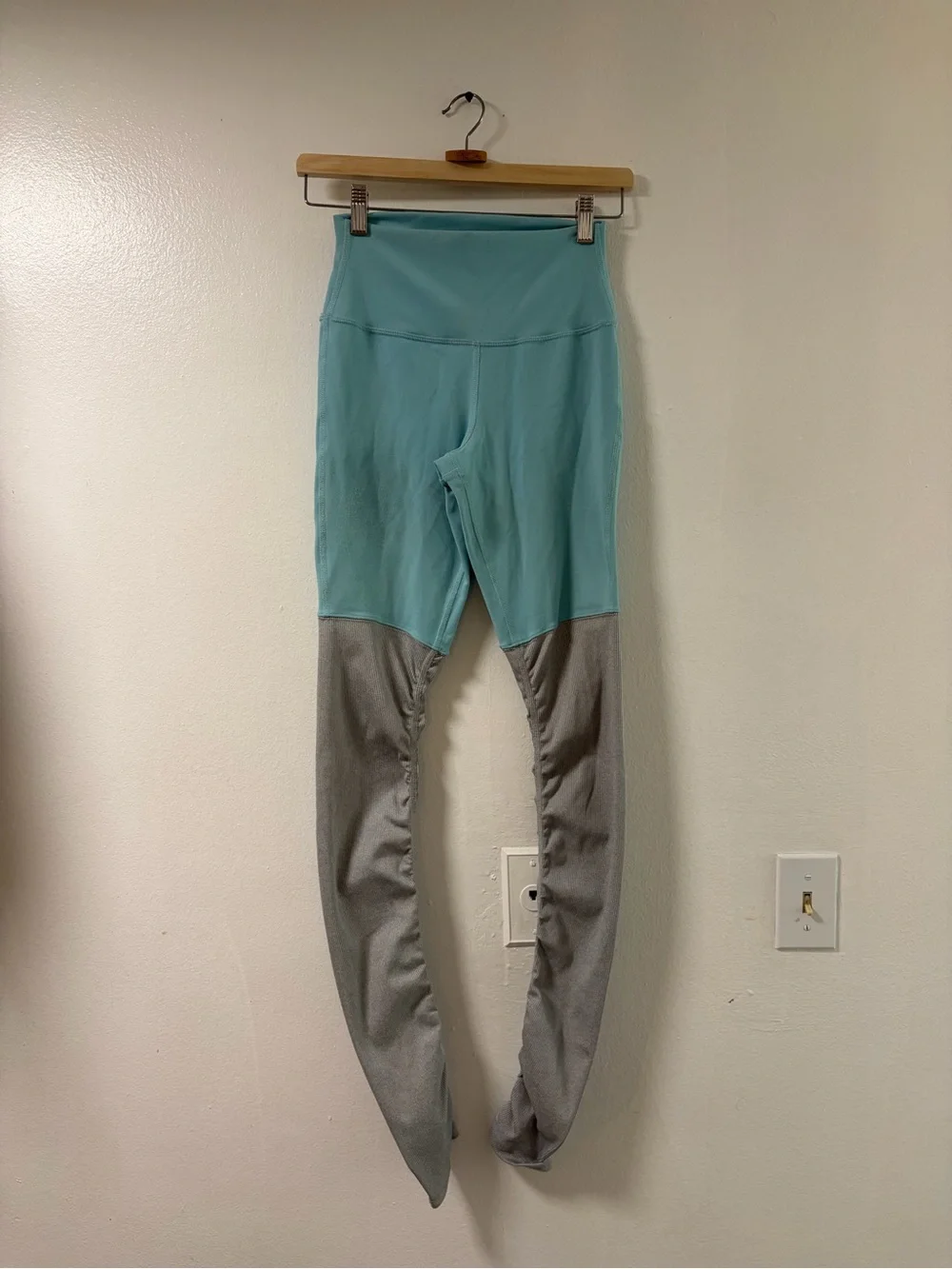 ALO Yoga Leggings in Aqua and Gray
